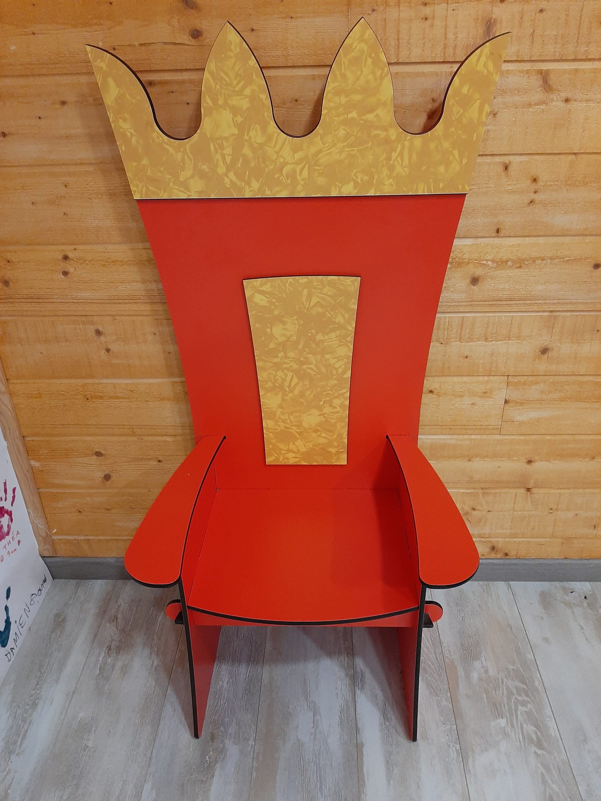 Chaise « trône d’anniversaire » rouge pour enfant